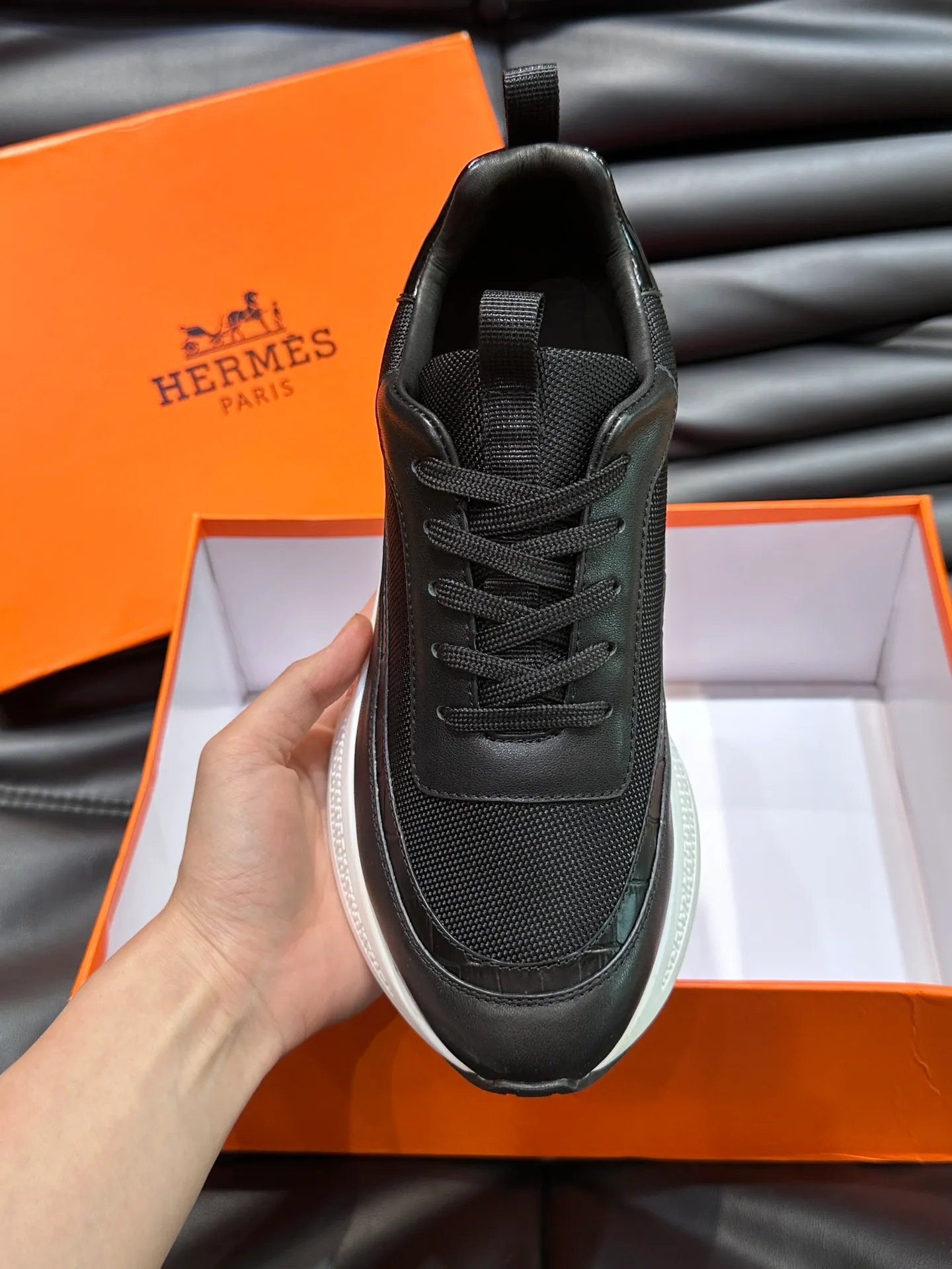 Factory price: 520💰HERMES/Hermes Hugo thick-soled sneakers are casual men's shoes. These sneakers are made of imported first-layer cowhide leather and breathable mesh design. The contrasting color design creates a dynamic and modern shape. The front end of the toe is decorated with natural-color rubber inlays, making it novel and fashionable. The texture is incomparable, with cowhide lining and cowhide foot pads, the upper foot is comfortable and breathable, and the rubber sole is decorated with geometric patterns and iconic "H" details. A very personal one! Size: 39-44 (customized at 38.45)